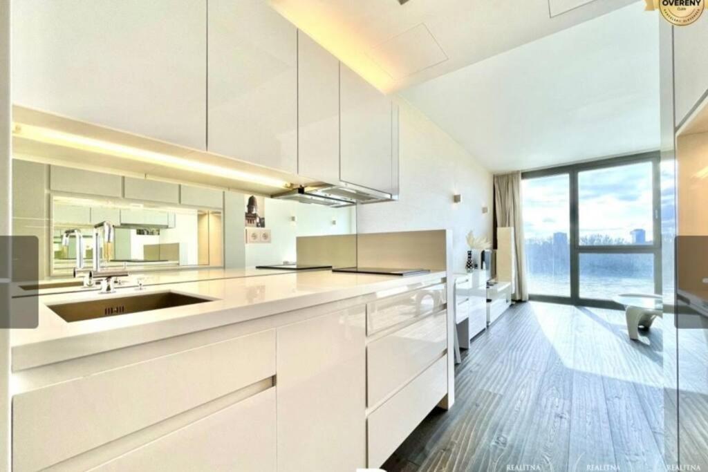 Апартаменты Eurovea Cozy Studio Братислава Экстерьер фото